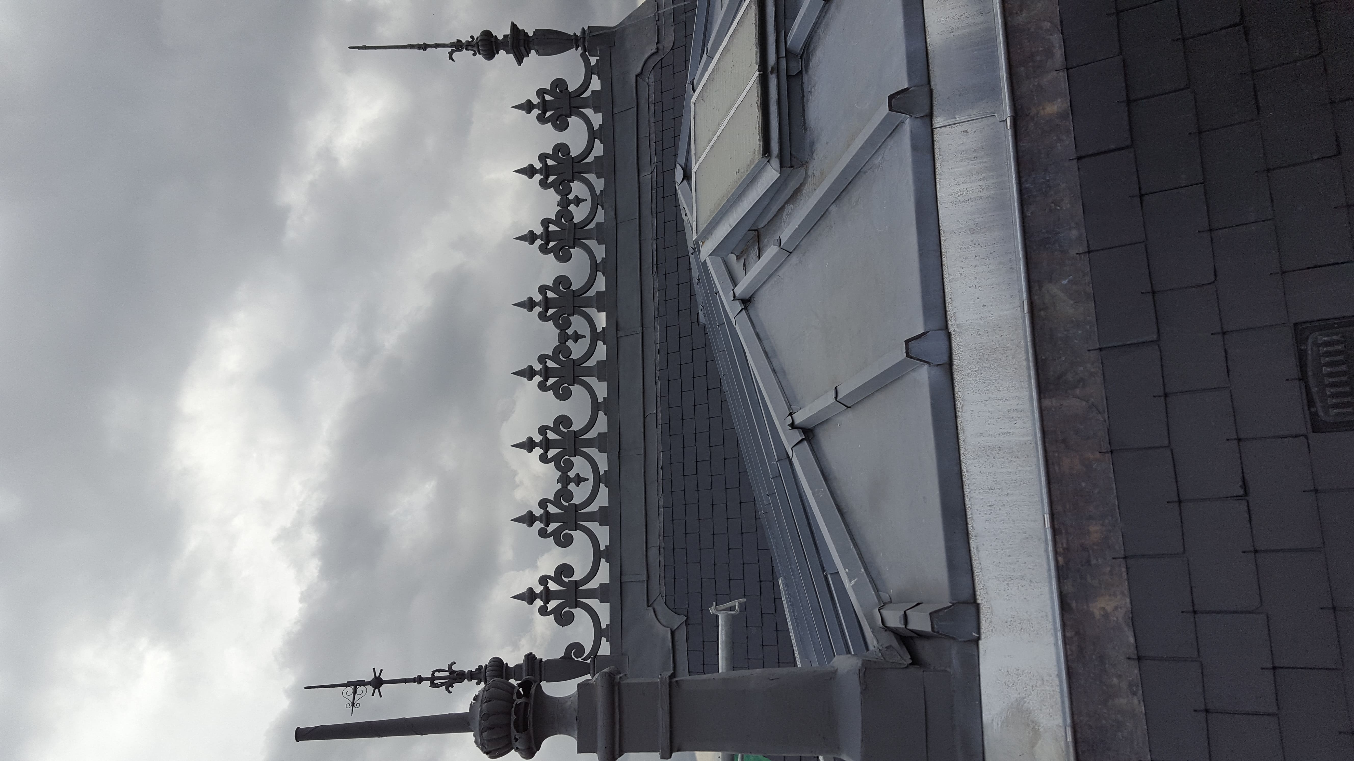 Toiture ardoise avec ornements metalliques de faitage et epis decoratifs - NR Couverture Paris