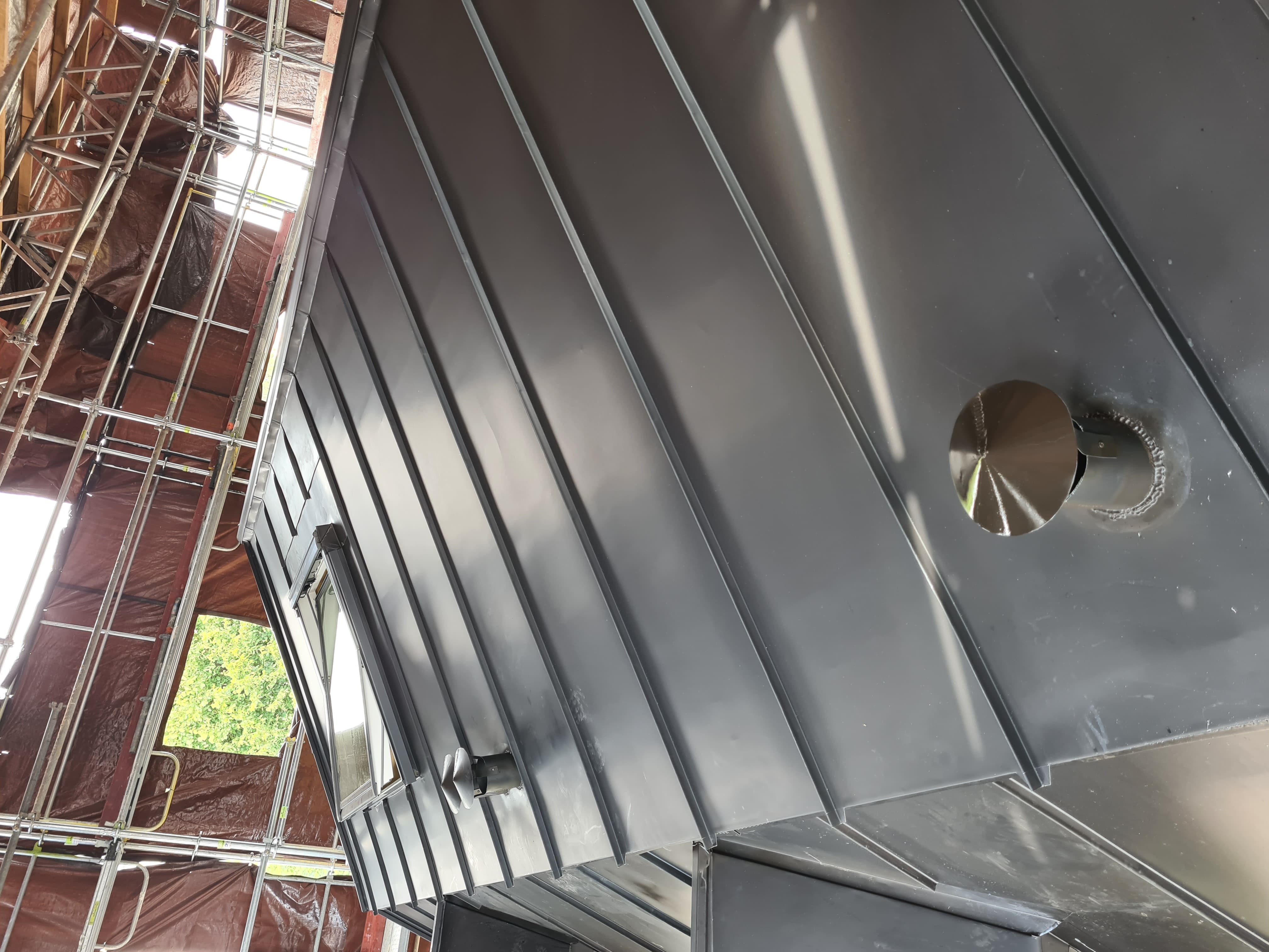 Toiture zinc joint debout anthracite avec fenetre Velux et ventilation - NR Couverture Ile-de-France