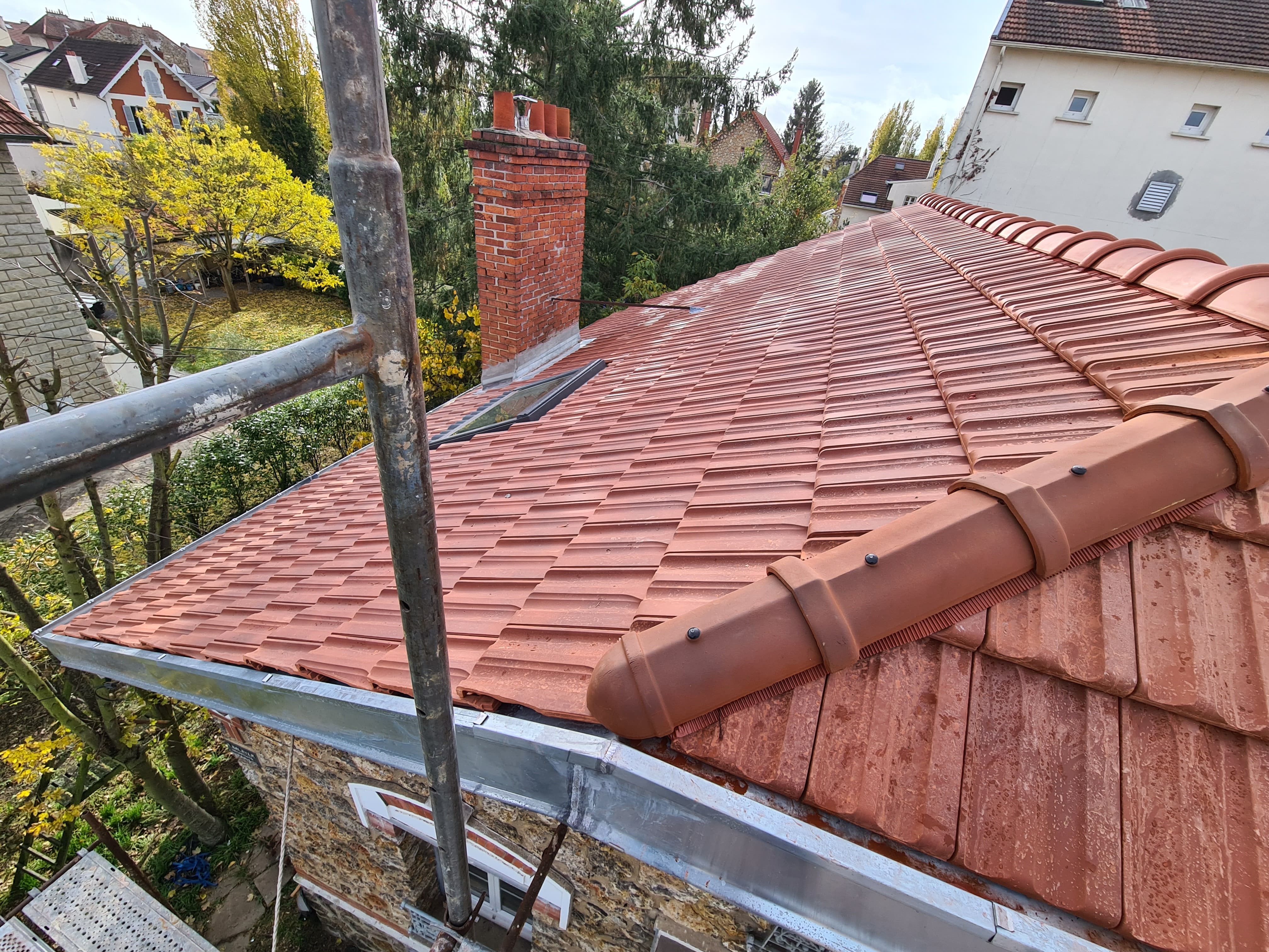 Vue aerienne de toiture en tuiles rouges renovee en Ile-de-France