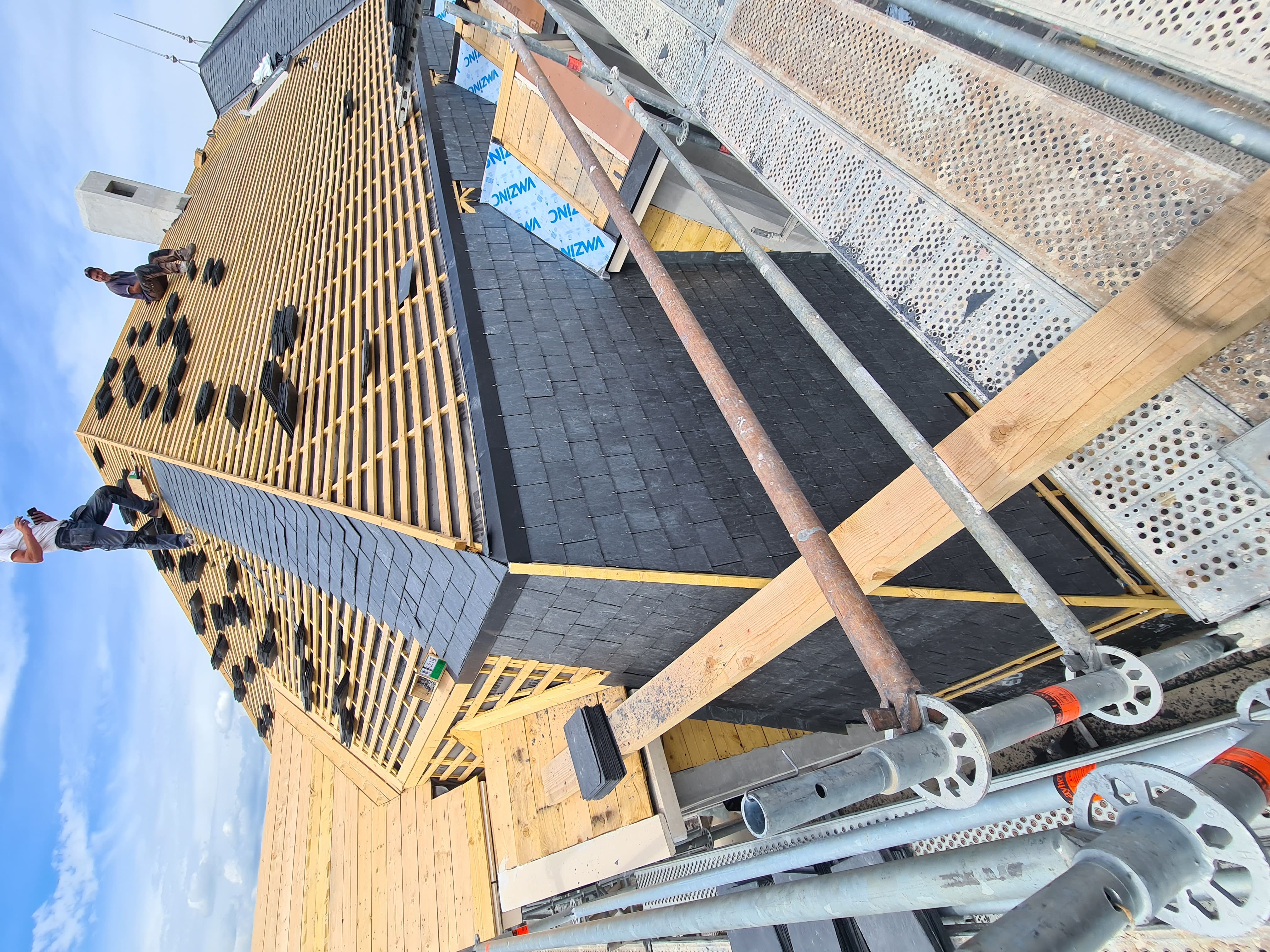 Chantier de couverture en ardoise avec artisans couvreurs professionnels