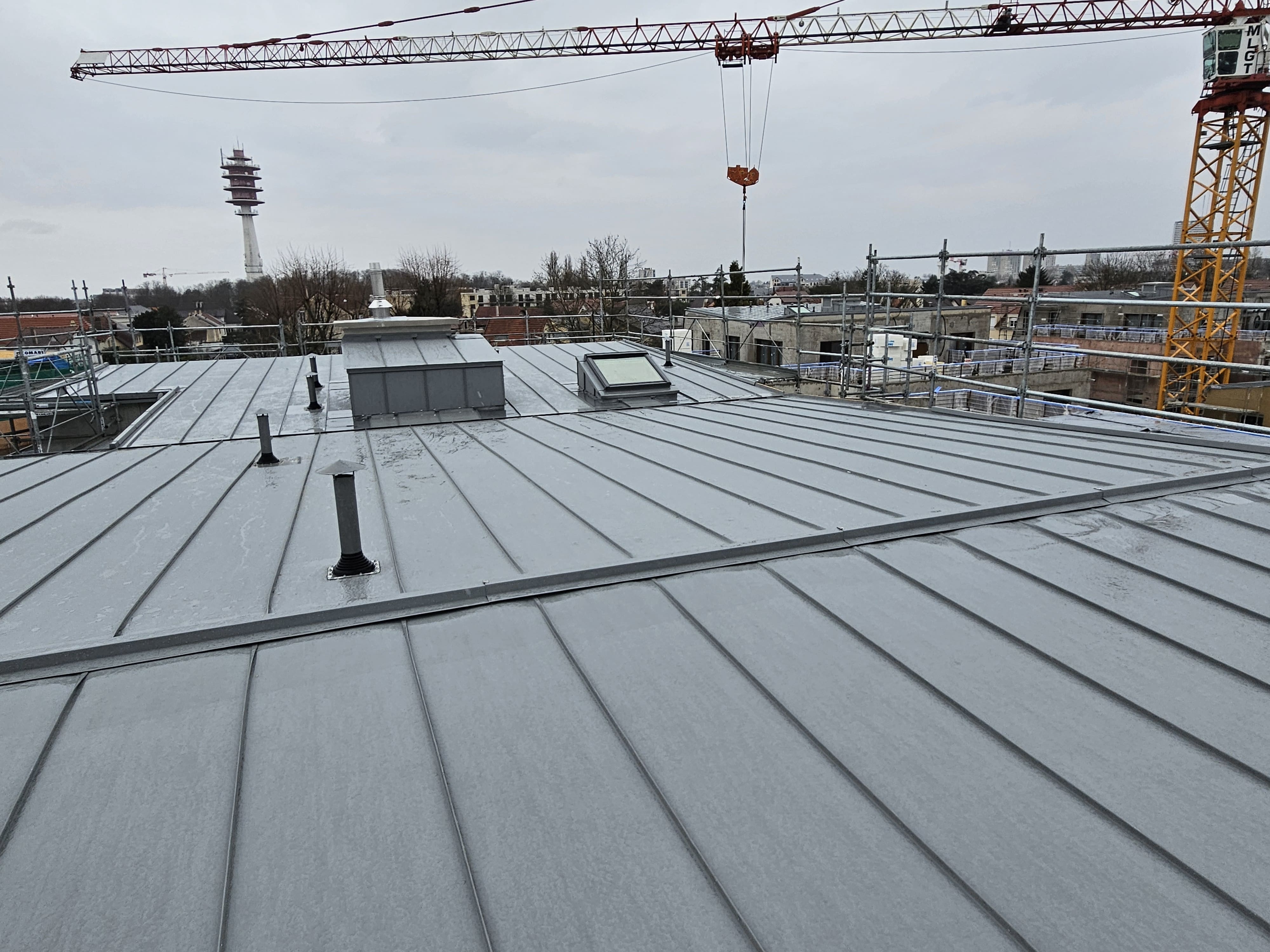Toiture zinc joint debout grande surface sur immeuble collectif en Ile-de-France
