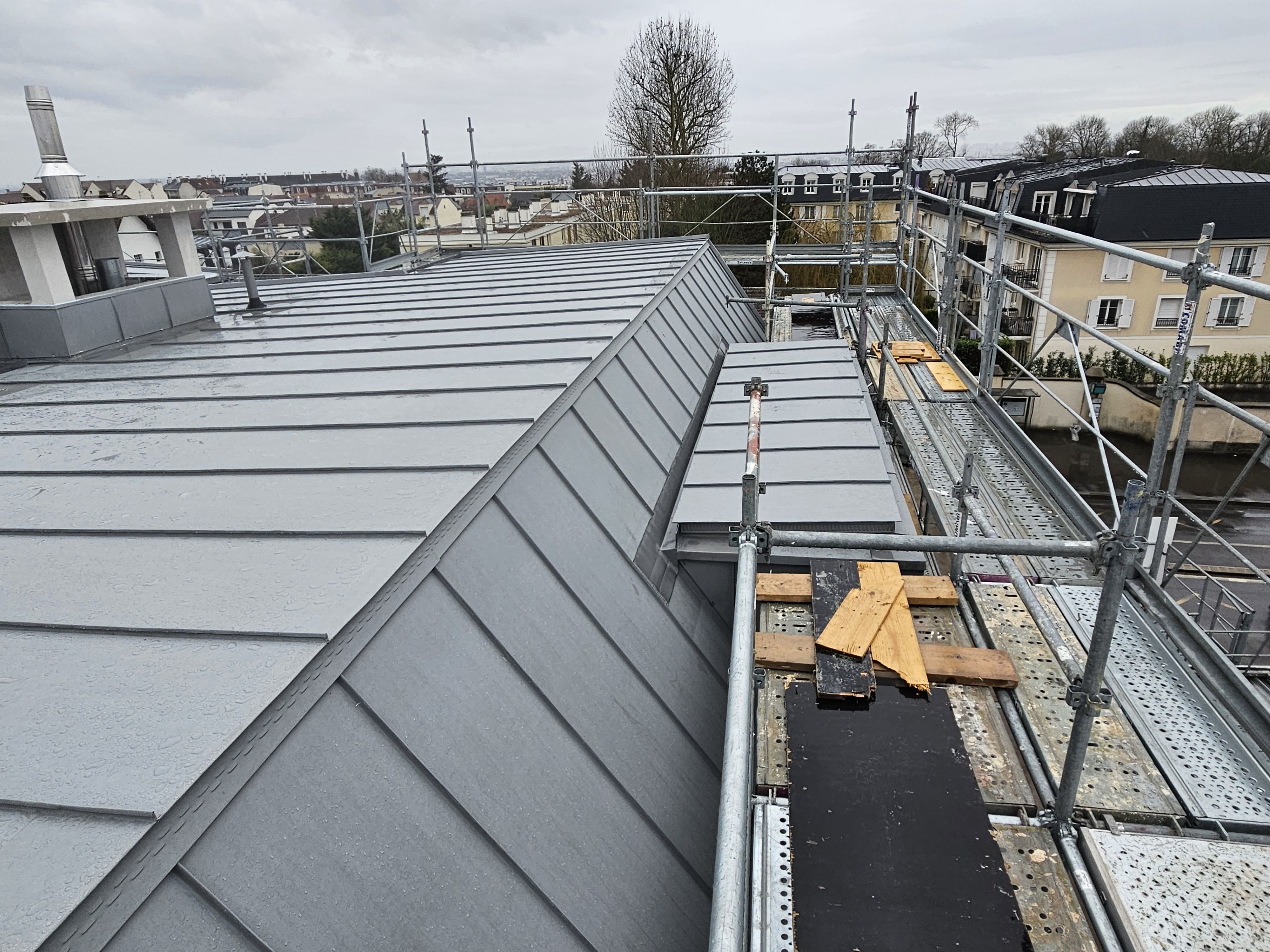 Chantier couverture zinc avec echafaudage sur immeuble residentiel