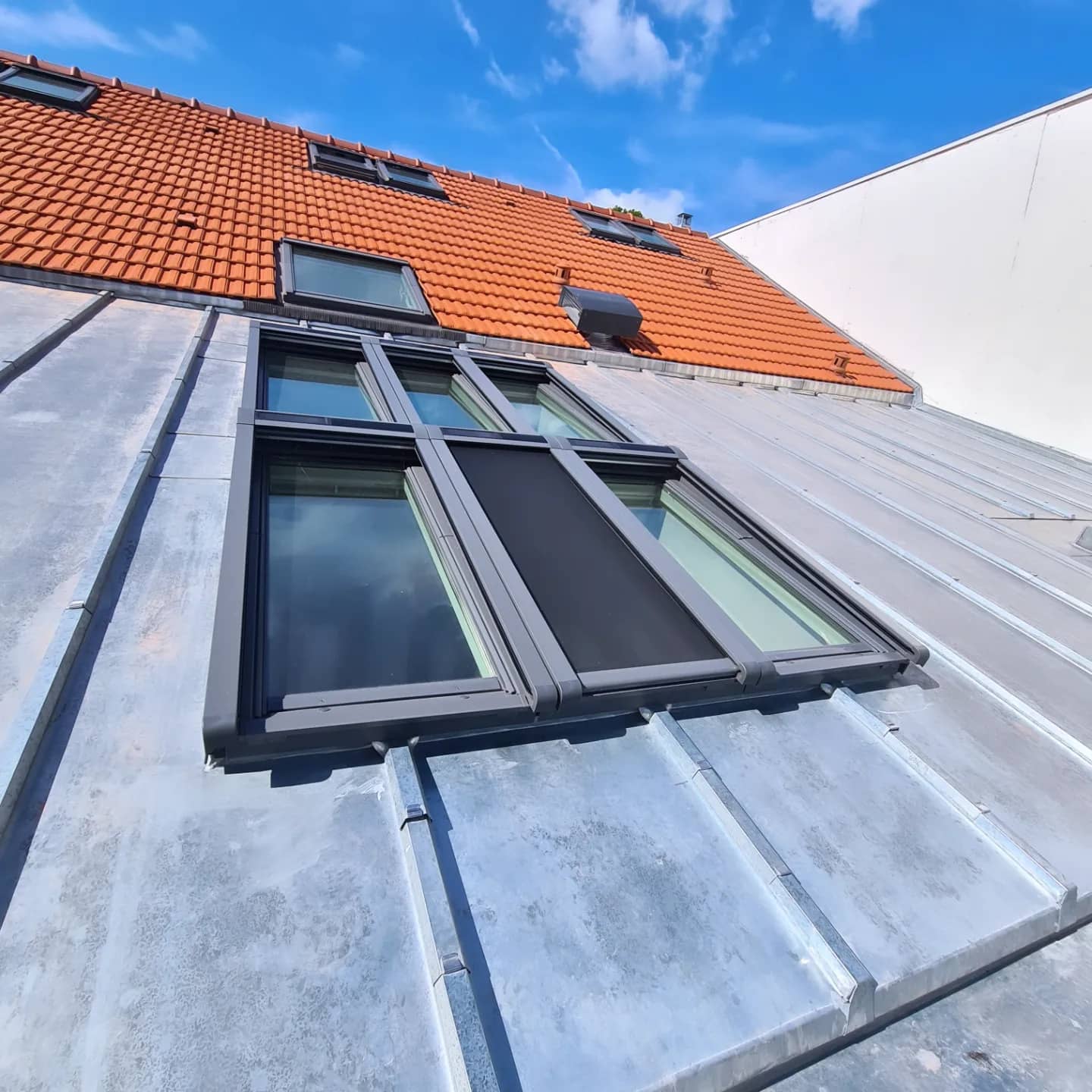 Toiture zinc avec fenetres de toit Velux integrees sur toit parisien
